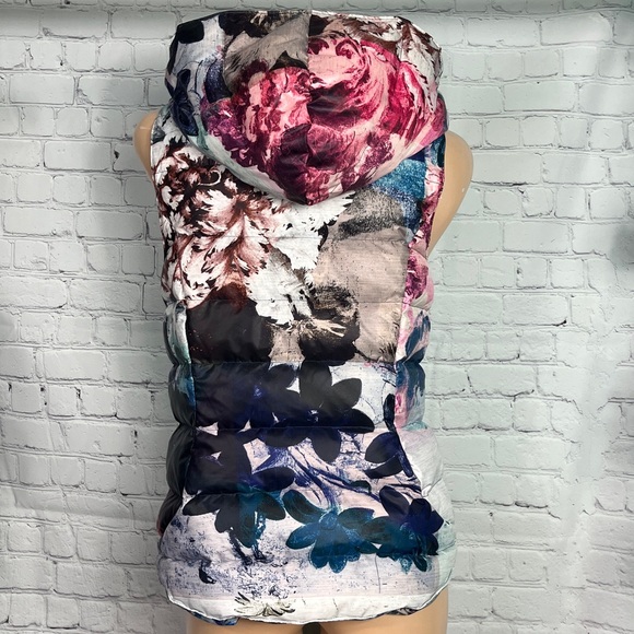 Floral Sleeveless Puffer Jacket - Picture 5 of 11